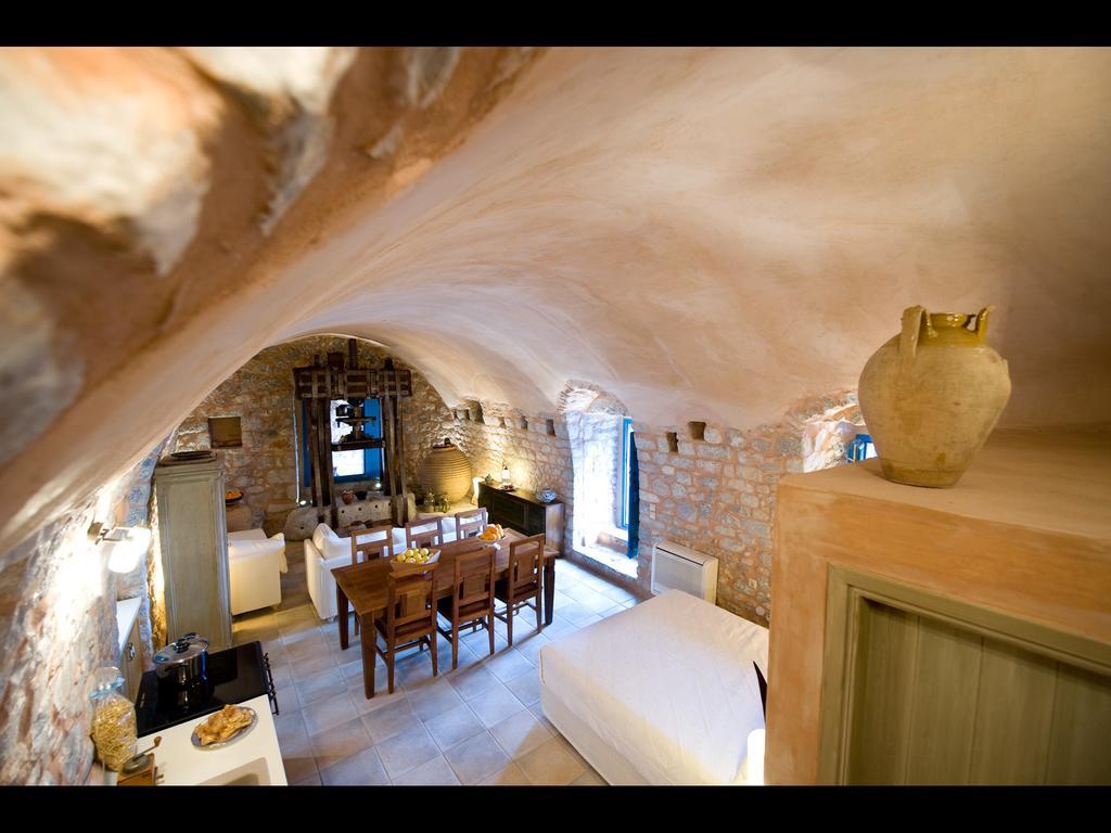 Aparthotel Arapakis Historic Castle Pírgos Dhiroú Habitación foto