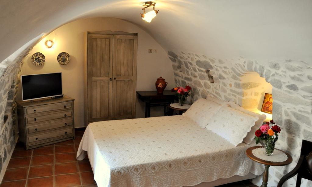 Aparthotel Arapakis Historic Castle Pírgos Dhiroú Exterior foto